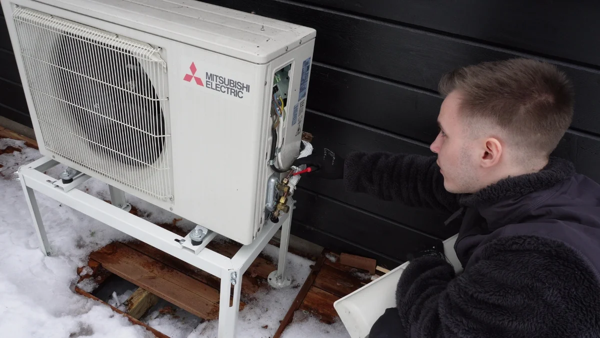 Ilmalämpöpumpun ulkoyksikön toiminnan tarkastus huollon yhteydessä