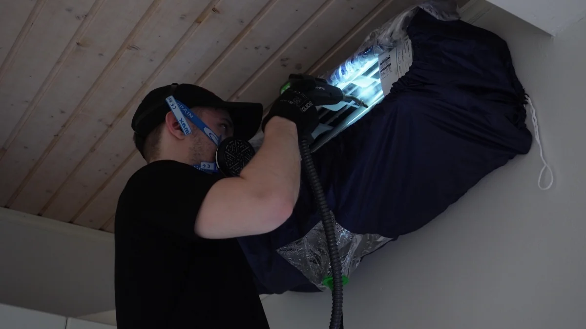 Ilmalämpöpumpun sisäyksikön syväpesu huollon yhteydessä